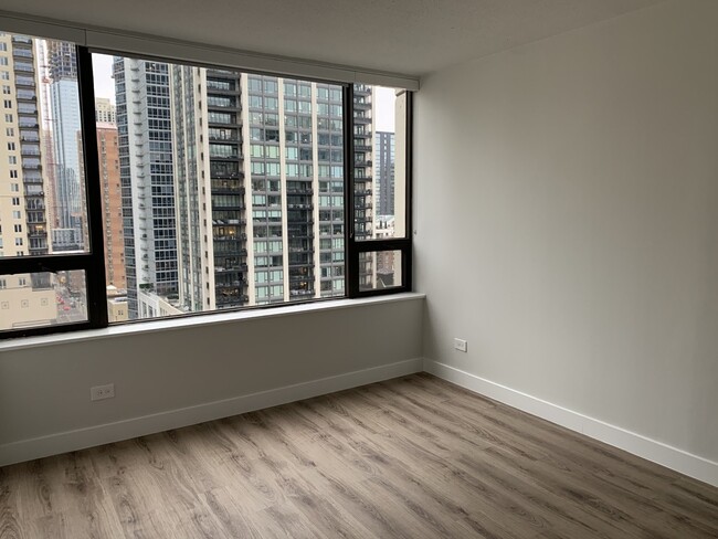 Building Photo - 2 E Oak St