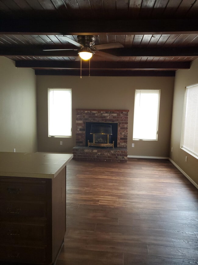 Building Photo - 3213 Center St NE