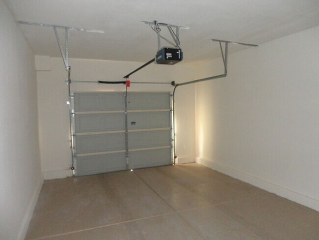 Building Photo - Beautiful  2bed 2bath Gated Community