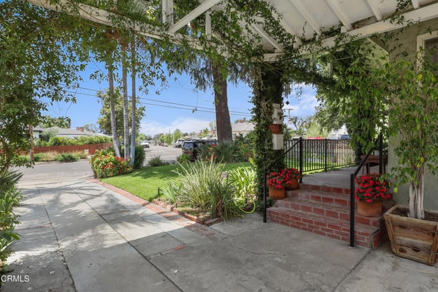 Building Photo - 2520 Casitas Ave