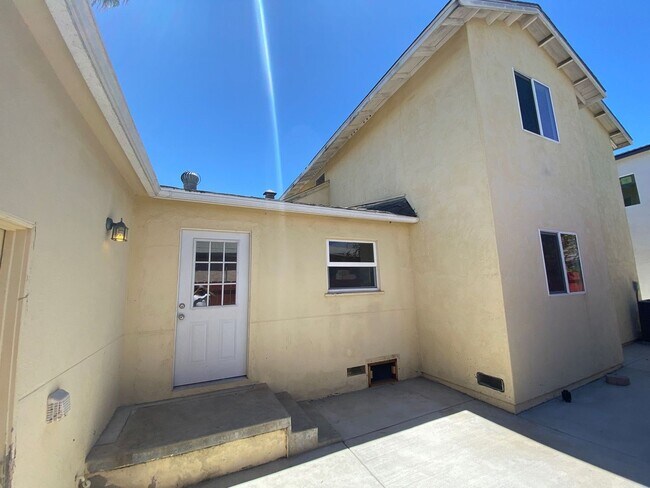 Building Photo - Huge 6BD/3BA on 63rd! (Lease out, pending ...