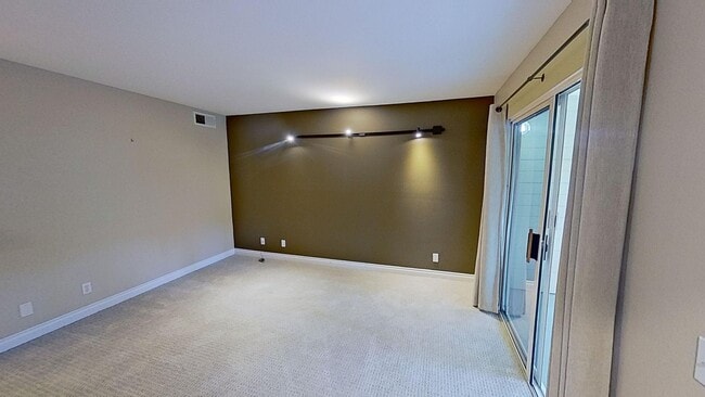 Building Photo - 2 bed/ 2 bath Condo in Goleta-Eucalyptus G...