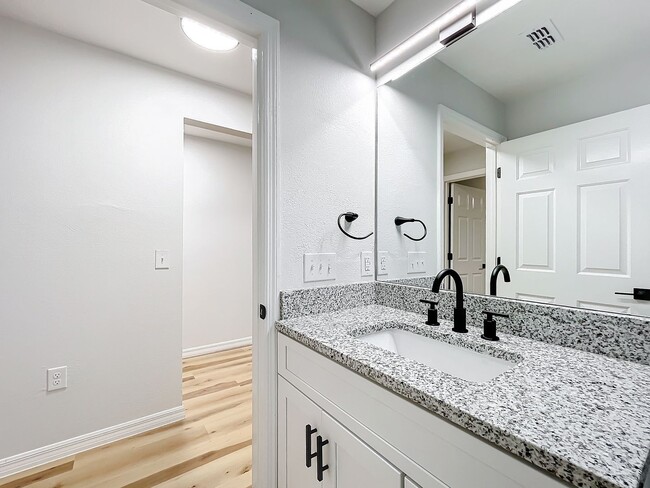 Building Photo - Remodeled Townhouse - Granite Counters, Fe...