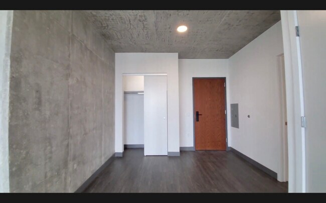 Building Photo - 1301 W Lake St