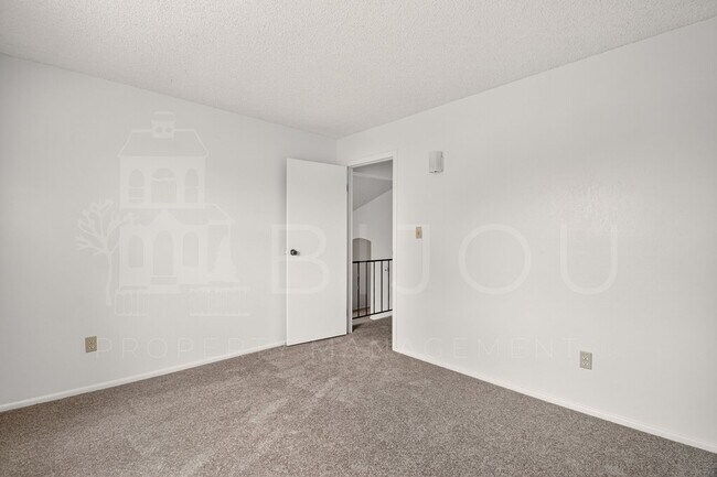 Building Photo - NEW Carpet and Paint!!!