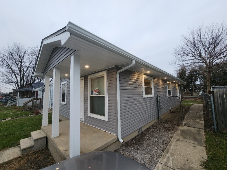 Primary Photo - 2083 E Schumacher St