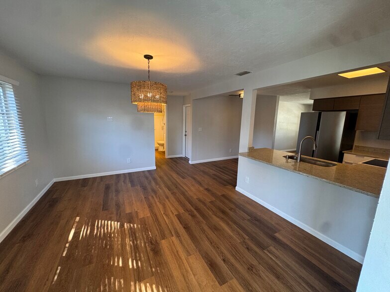 Building Photo - 438 80th Ave N