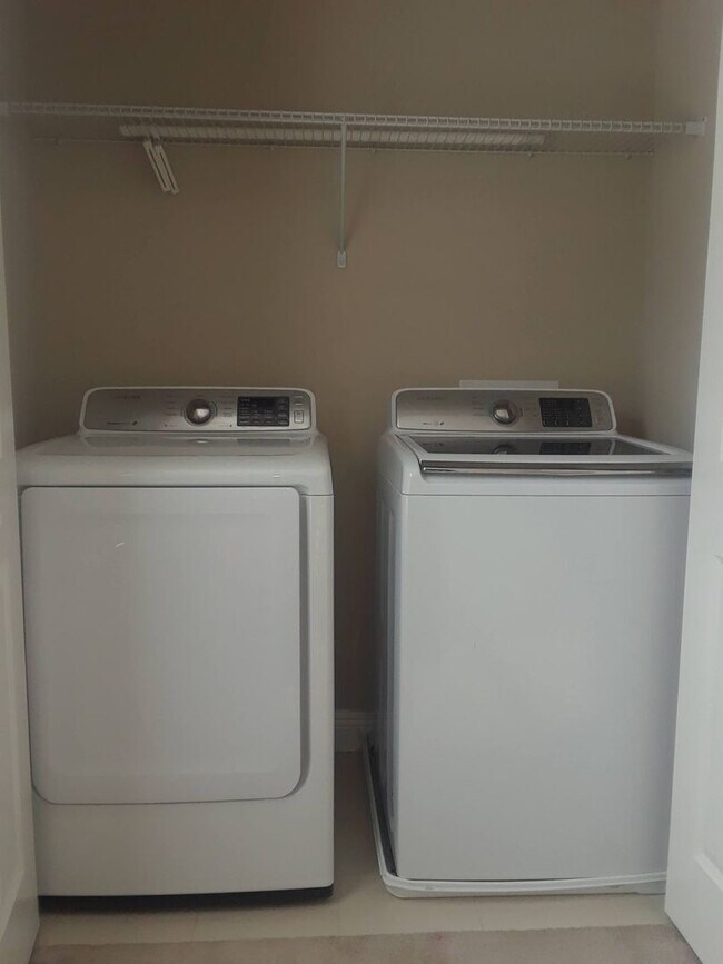 Building Photo - Modern Luxury Townhome in Prime Downtown Orlando Location