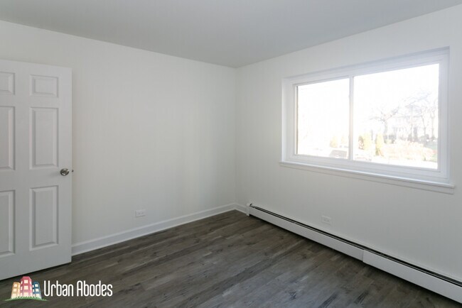 Building Photo - 6211 N Kenmore Ave