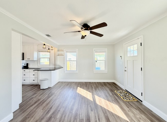 Building Photo - 2845 17th Ave N