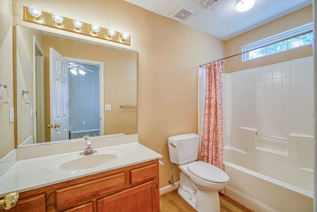 Building Photo - Spacious 4 BR, 2 BA Home On Quiet Cul de Sac, Private Fenced Backyard, Community Pool