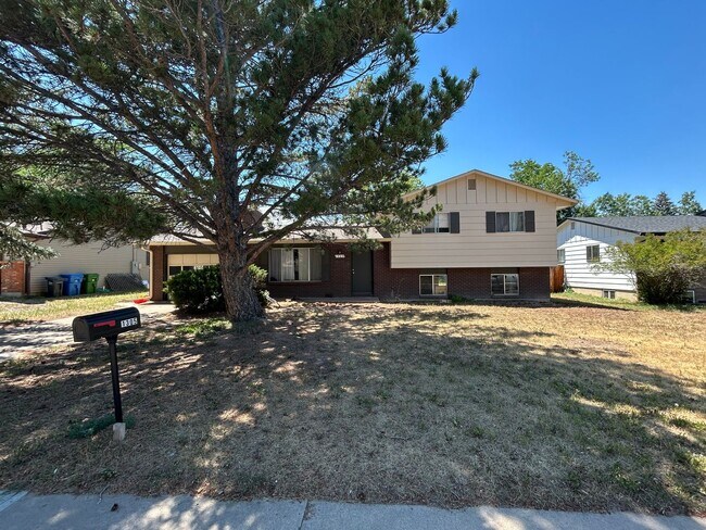 Building Photo - Space, Comfort & Convenience in One Great Home