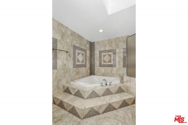 Building Photo - 4356 Kingswell Ave