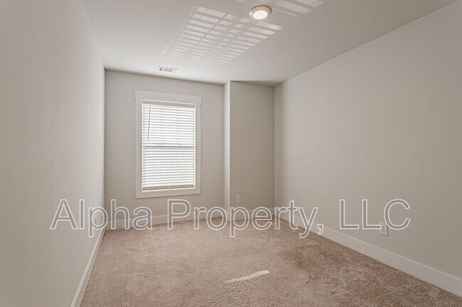 Building Photo - 32 Mardale Ln