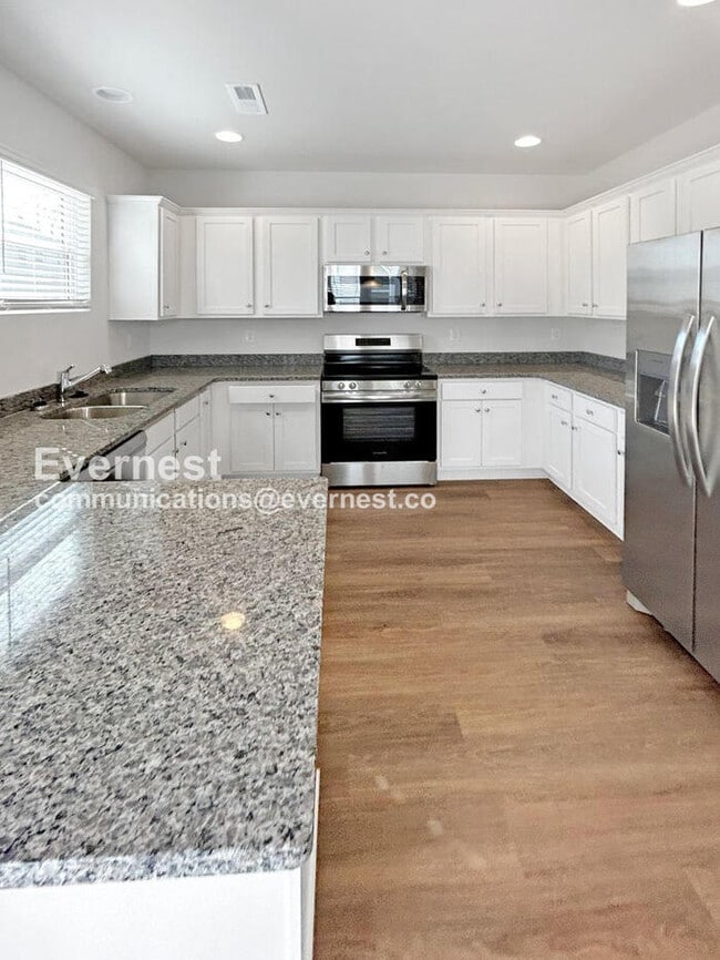 Building Photo - 4 Bed, 2.5 Bath Home with Garage / Pet-Friendly / Vouchers Accepted / Available Now!