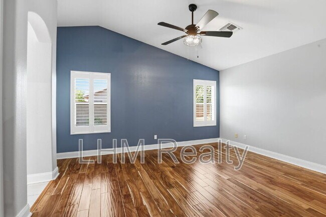 Building Photo - 1146 S Larkspur St