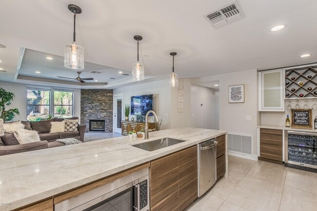 Primary Photo - 19777-19776 N 76th St