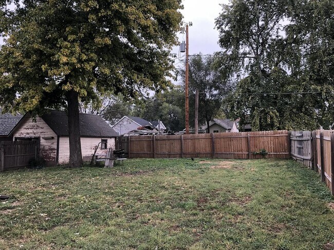 Building Photo - 910 Avenue B