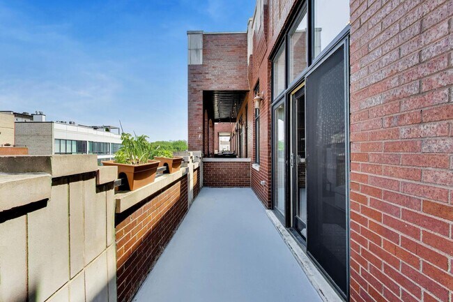 Building Photo - 1417 W Chicago Ave