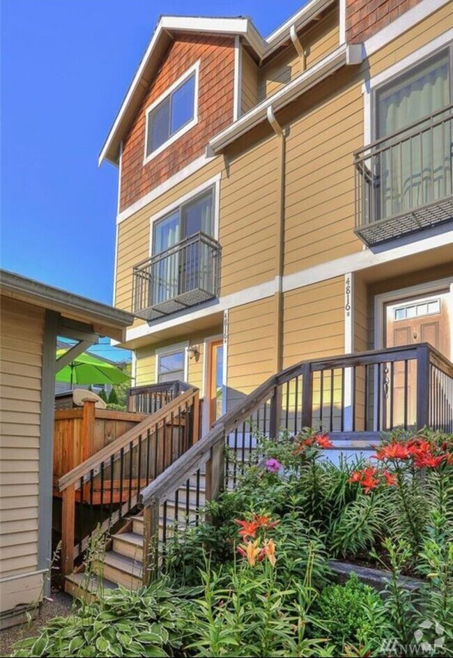 Building Photo - Light and Airy Townhome - Available Feb 15th