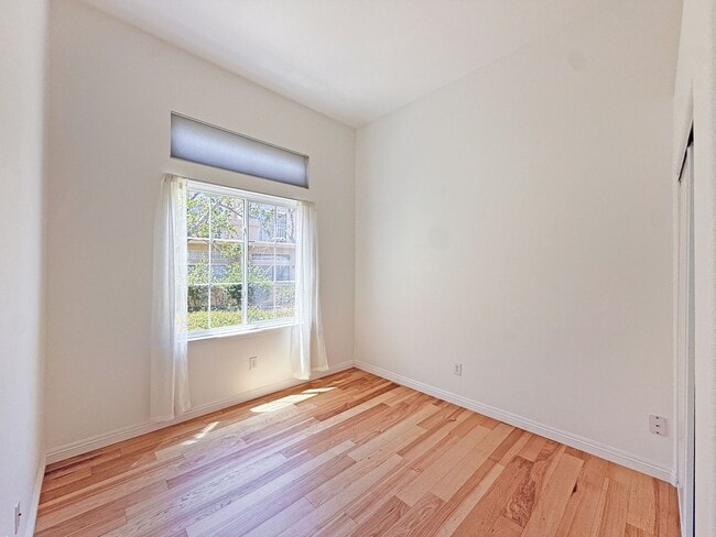 Building Photo - SD: 2BD/2BA Townhome with Private Balcony, 2-Car Garage, and Loft!