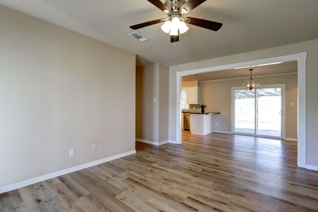 Building Photo - 3 Bedroom 1.5 Bathroom Ranch House