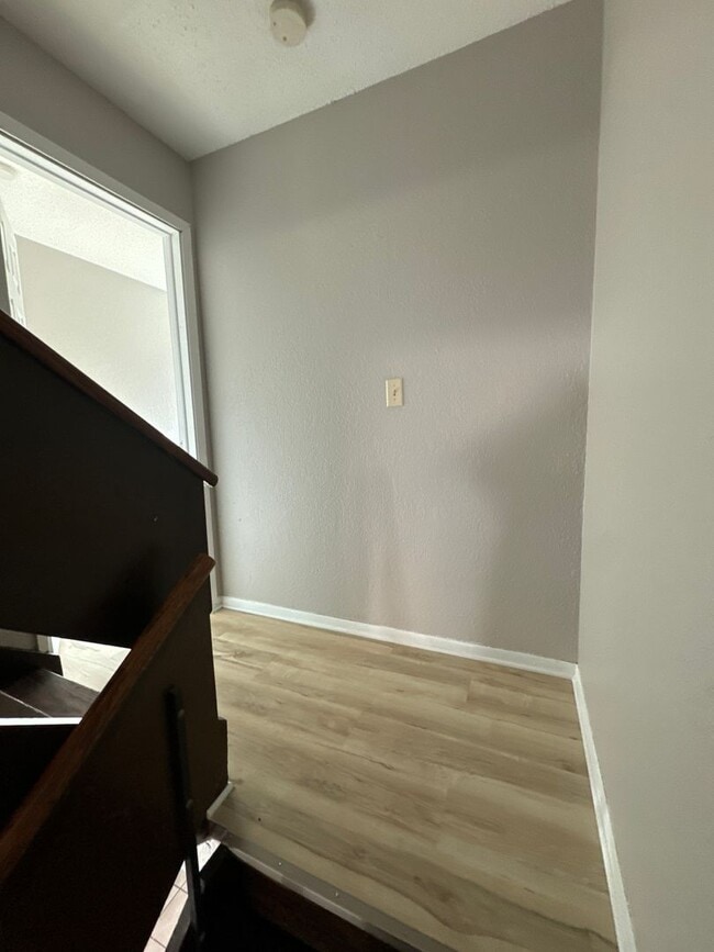 Building Photo - Available January 1st! Spacious 3 Bedroom 2 Bathroom in Saint Paul!