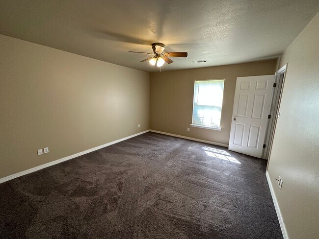Building Photo - Come take a look at this 3-bedroom 2-bathr...