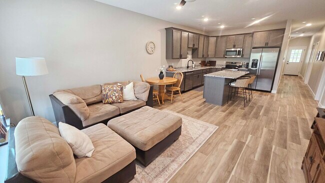 Building Photo - 1327 Autumn Ridge Dr