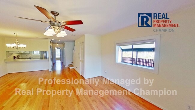 Building Photo - Spacious End Unit Townhome with Private De...