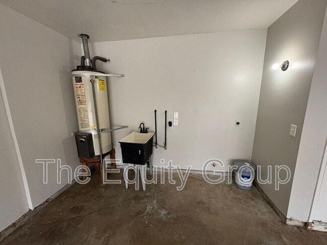 Building Photo - 1937 Chinowth St