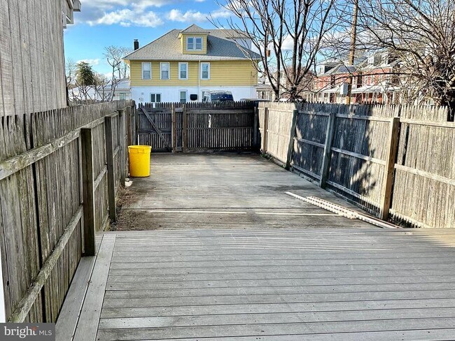 Building Photo - 23 Lily St