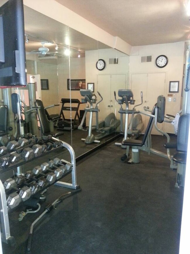 Gym and fitness area - 2700 Cahuenga Blvd E