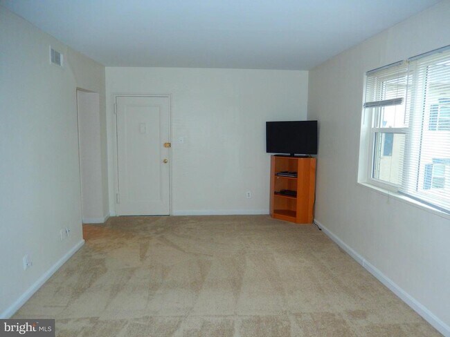 Building Photo - 3045 Patrick Henry Dr