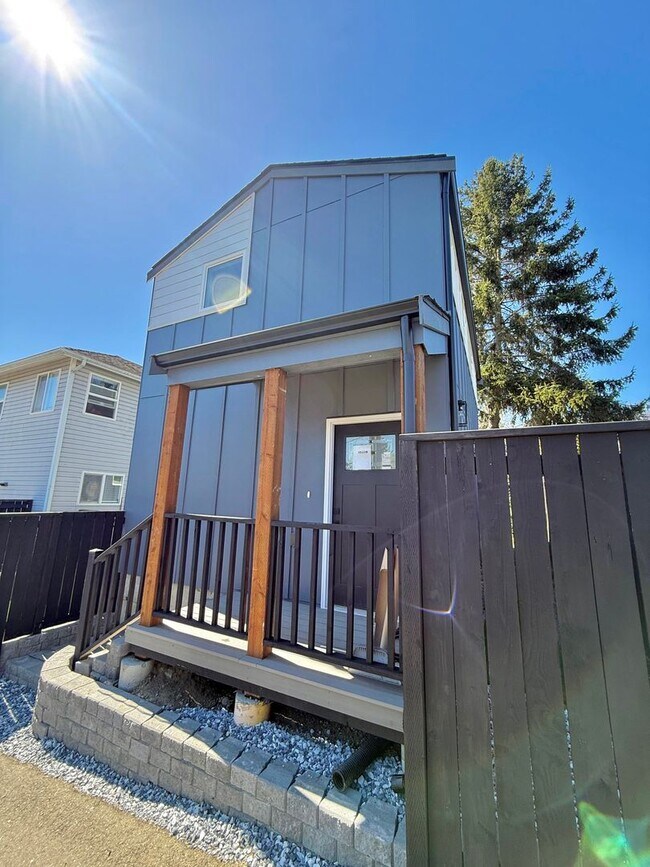 Building Photo - Arbor Heights 2-Bedroom Home in a Prime Location