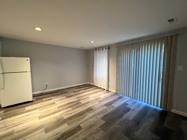 Building Photo - Newly Renovated 4 BR/3.5 BA Townhome in Su...