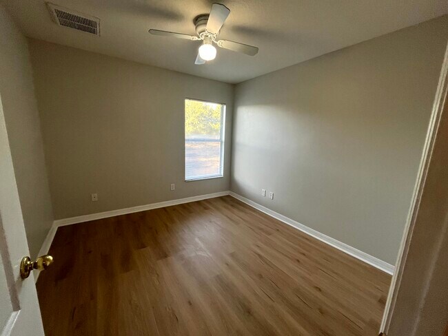 Building Photo - 7843 Foxgrove Dr