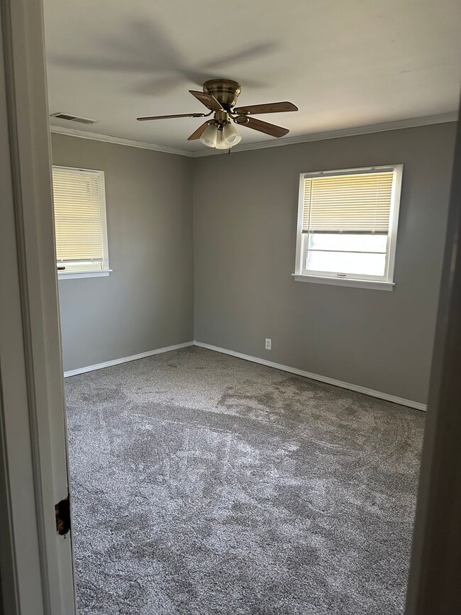 Building Photo - Newly Renovated 4 br/2ba Home in -Steps Aw...