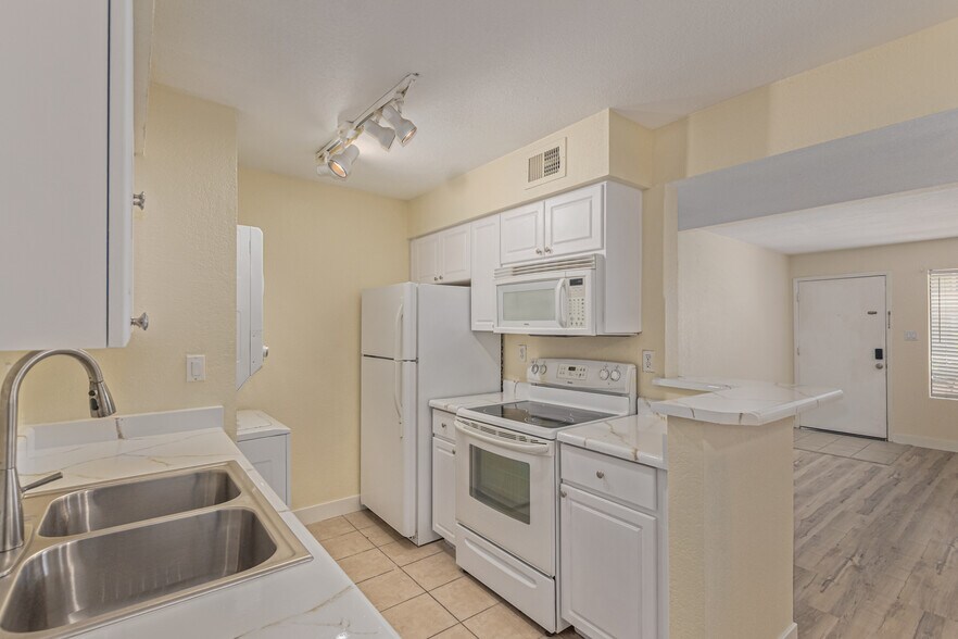 Building Photo - 5995 N 78th St