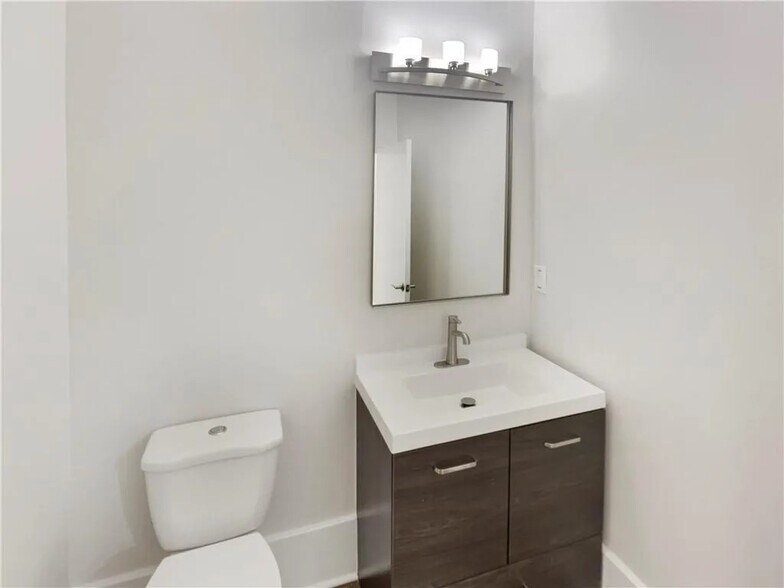 Building Photo - 745 Fountainhead Ln NE