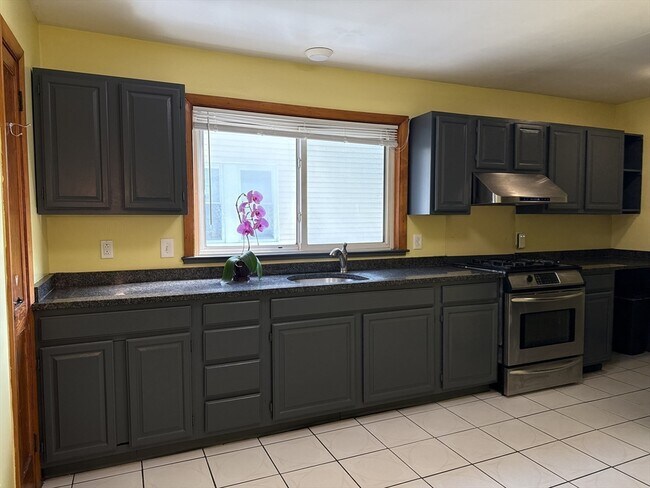 Building Photo - 156 Jaques St