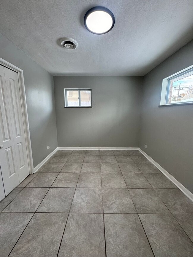 Building Photo - Don’t miss out on this charming three-bedr...