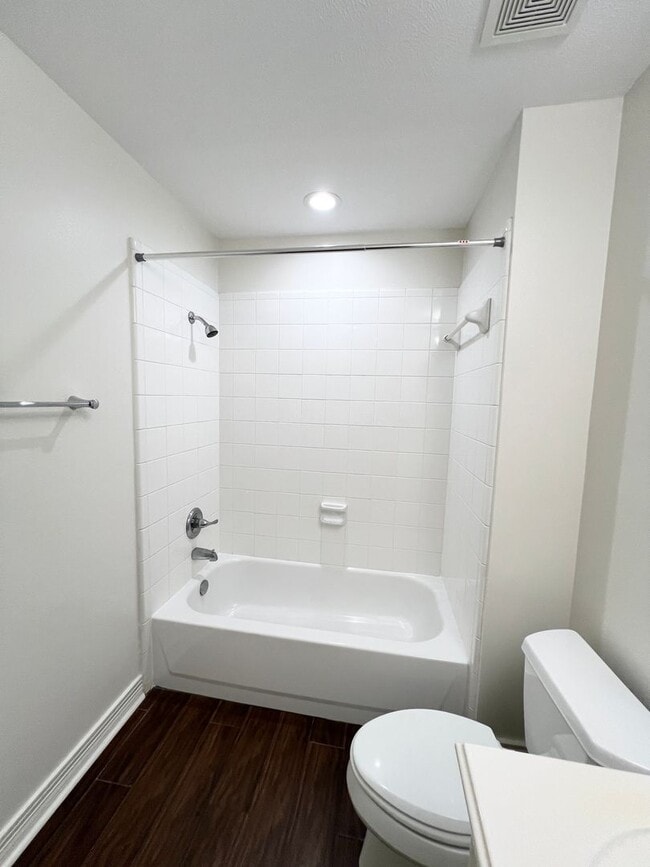 Building Photo - Stunning 4/3/2 Townhome in the Museum District !!!