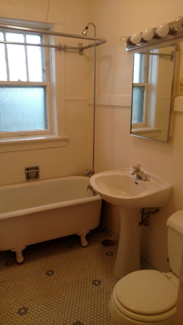 Building Photo - Fantastic Roscoe Village One Bedroom