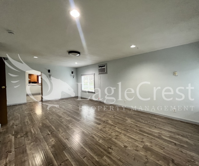Building Photo - Comfortable 5 Bedroom Home with Modern Touches, Large Bedrooms & Front Porch