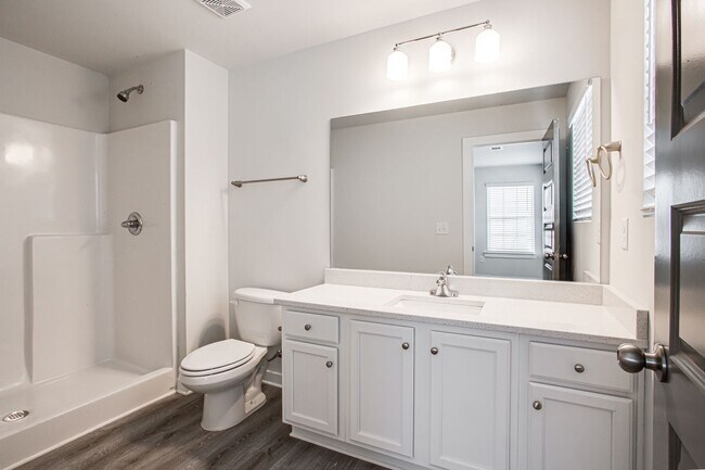 Building Photo - 715 W Vincent Dr