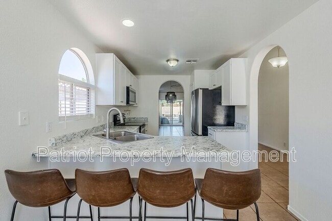 Building Photo - 2530 E Camellia Dr