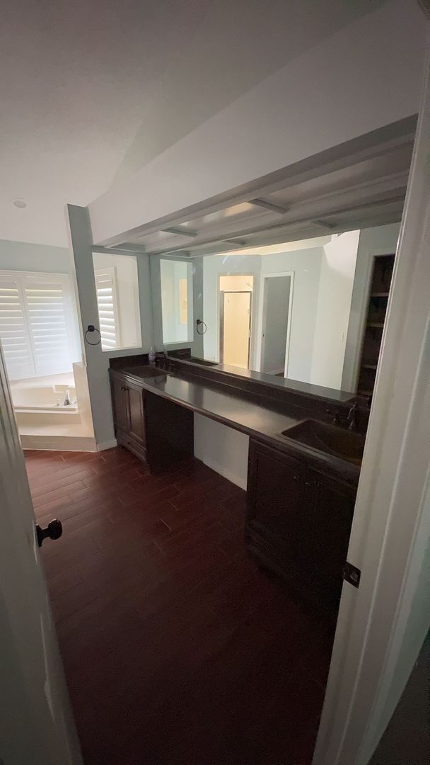 Building Photo - For Rent: A dazzling 5-bedroom, 3-bathroom...