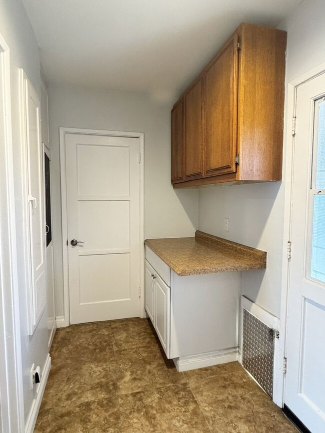 Building Photo - Charming 2-Bedroom Home with Fireplace, Backyard & Garage in Lakewood