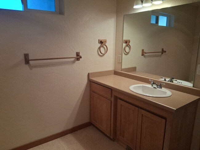 Building Photo - Comfortable 2-Bedroom Apartment in Desirab...